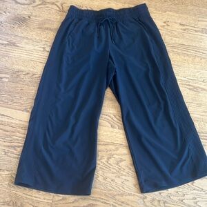 Athleta Avenue Wide Leg Crop Black Pant Sz 10P